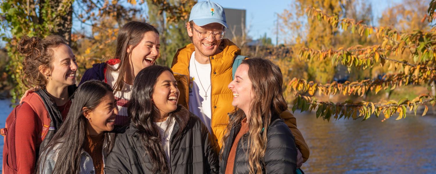 六名西雅图州立大学的学生在校园附近的运河边谈笑.